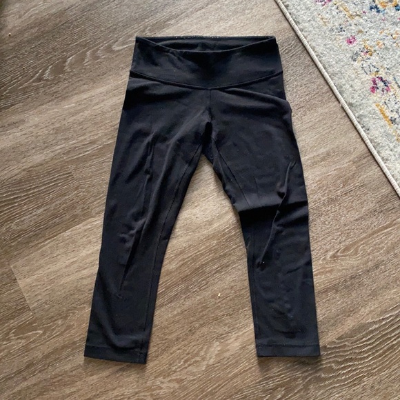 Lululemon wonder under crop - Picture 2 of 3